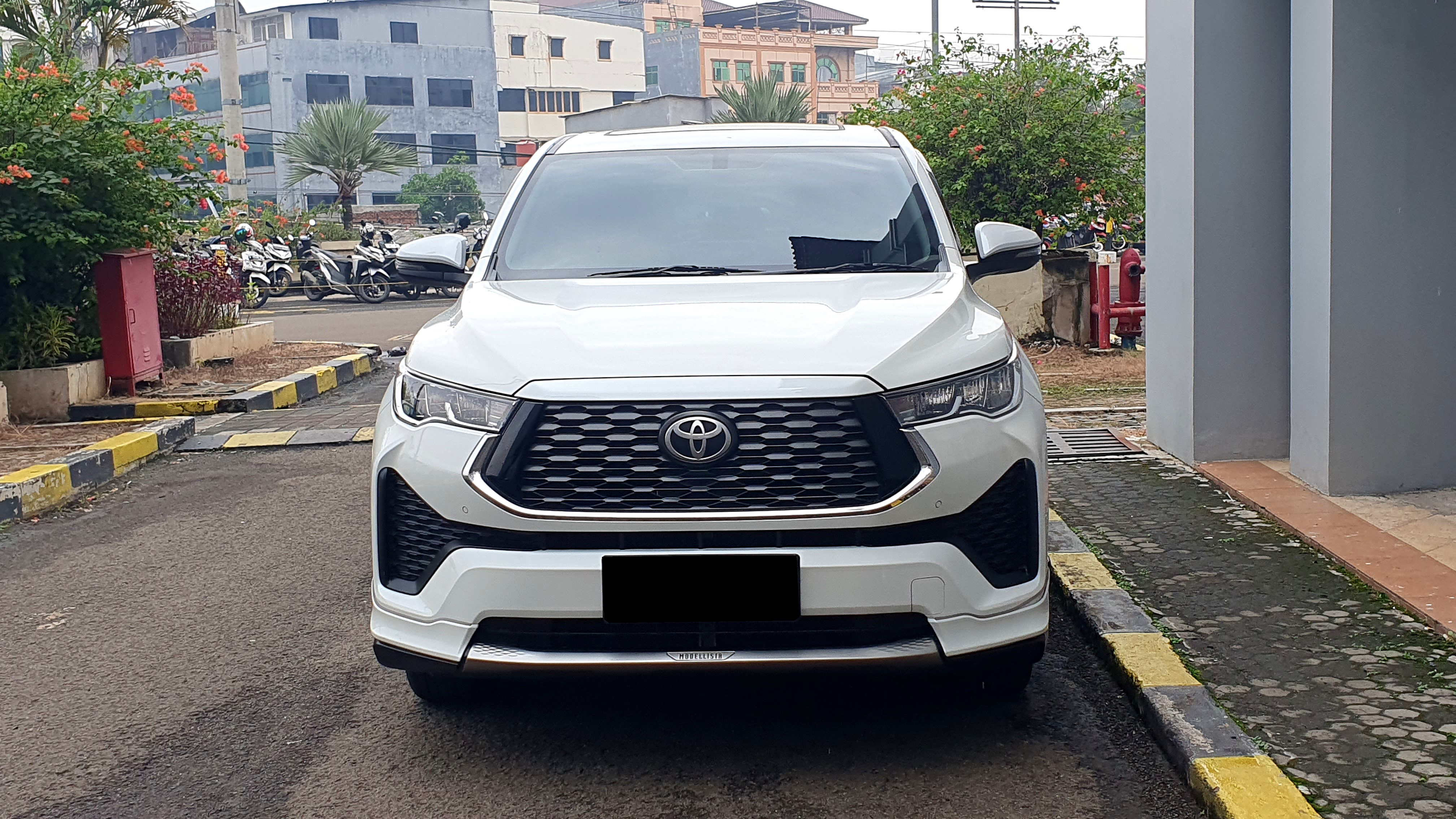 Toyota ZENIX V HYBRID 2.0